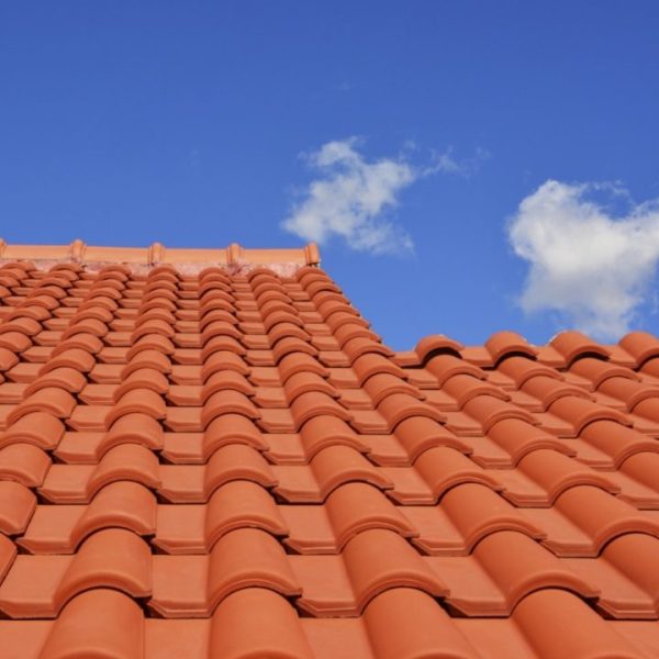 as-telhas-de-menor-tamanho-como-as-feitas-de-ceramica-sao-comumente-usadas-em-telhados-de-construcoes-residenciais-1405014889170_1920x1280-1200x720